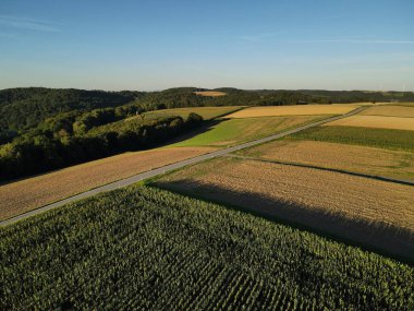 Yazın güneşli bir akşamda yukarıdan kır arazisi manzarası 