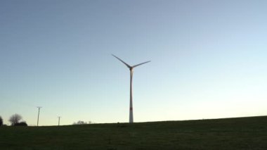 Rüzgâr türbini manzarası soğuk bir sabahta dönerek dönüyor. 