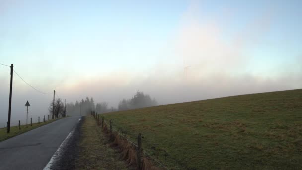 秋天的一个雾蒙蒙的早晨 带着风力涡轮机的风景 — 图库视频影像