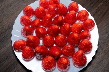 Beyaz tabakta çilek 