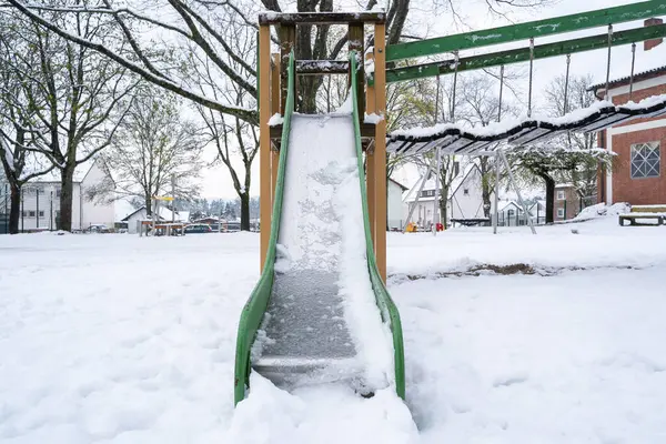 Kışın karlı oyun parkı