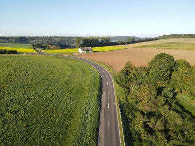Bir yaz sabahı manzarada bir yolun havadan görünüşü.