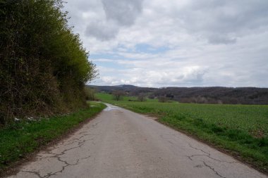 Soğuk baharda arazide yol