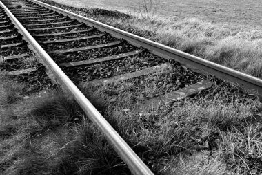 Manzaradaki demiryolu rayları siyah beyaz