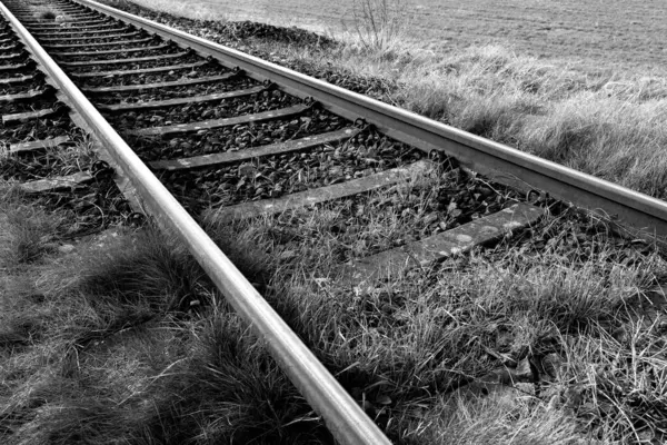 Manzaradaki demiryolu rayları siyah beyaz
