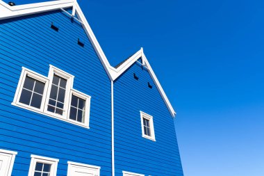 Mavi yüzlü ve mavi gökyüzü olan bir kasaba. 