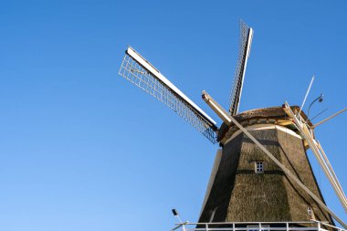 Hollanda 'daki eski yel değirmeni