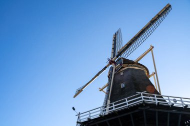 Hollanda 'da mavi gökyüzü olan yel değirmeni