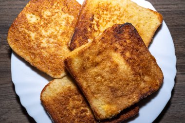 Yumurtalı kızarmış ekmek.