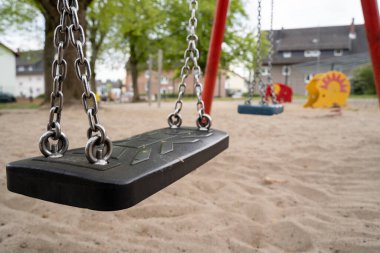 Çocuk parkında siyah salıncak