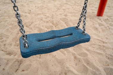 Oyun parkında mavi salıncak