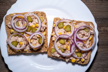 Ton balıklı tost, salatalık, mısır ve soğanlı sandviç.