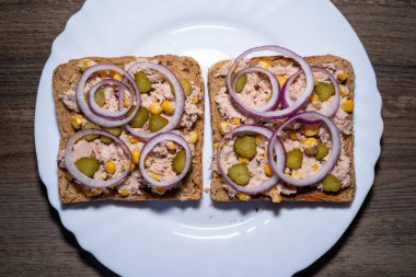 Ton balıklı tost, salatalık, mısır ve soğanlı sandviç.