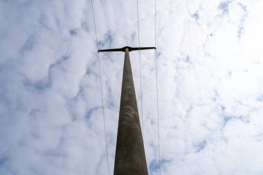 Yüksek voltajlı güç hatları olan pilon