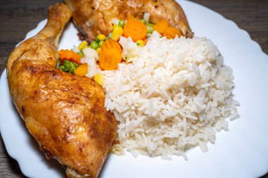 Kızarmış tavuk, pirinç ve sebzeli yemek.