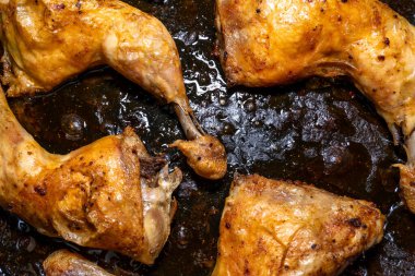 Pişirme tepsisinde kızarmış tavuk eti. 
