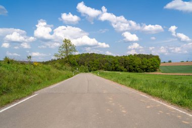 # Mavi gökyüzü olan yolda # 