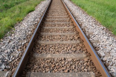 Manzaradaki demiryolu rayları