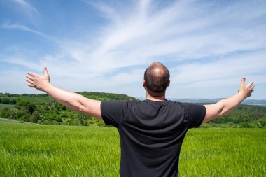 Manzarada geniş kolları olan genç bir adam
