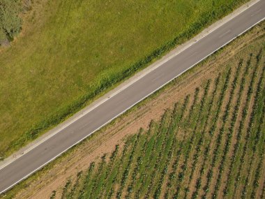 Kırsaldaki tarlalar arasında kırsal bir yolun havadan görünüşü