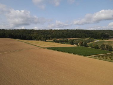Kırsalda toprağı olan tarlaların havadan görünüşü 