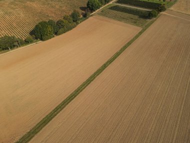 Kırsalda toprağı olan tarlaların havadan görünüşü 