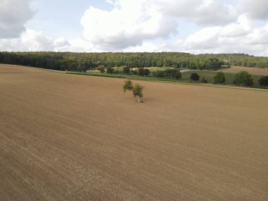 Kırsalda toprağı olan tarlalı bir tarlanın havadan görünüşü