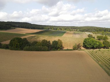 Kırsal kesimde toprağı olan tarlaların yukarıdan görüntüsü