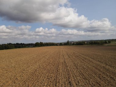 Kırsalda kahverengi toprağı olan tarım arazileri.