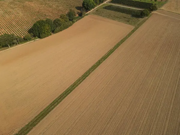Kırsalda toprağı olan tarlaların havadan görünüşü 