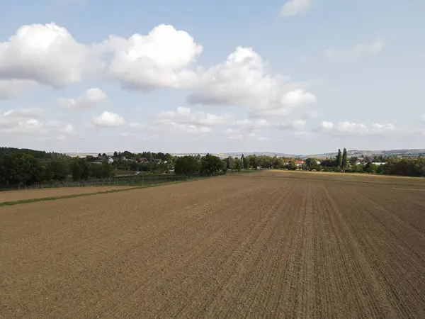 Kırsal alanda tarlalar sürülmüş.