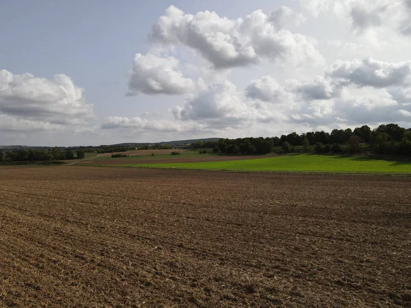 Kırsalda toprağı olan tarla tarlasının havadan görünüşü