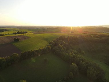 Gün batımında bir manzaranın havadan görüntüsü 