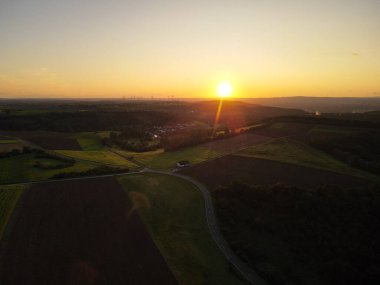 Gün batımlı bir manzaranın havadan görüntüsü 