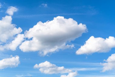 Mavi gökyüzünde beyaz bulutlar 