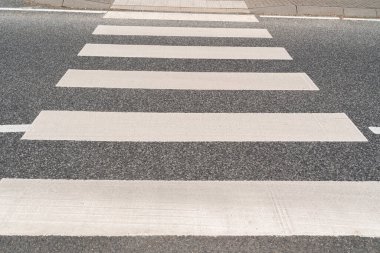 Şehrin bir caddesinde yaya geçidi