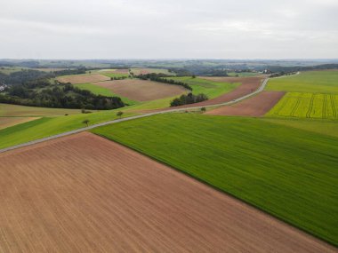 Tarlaları ve yolları olan bir kırsal bölge manzarası 
