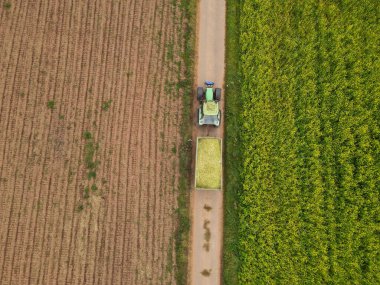 Taşrada römorklu bir traktörün hava görüntüsü. 