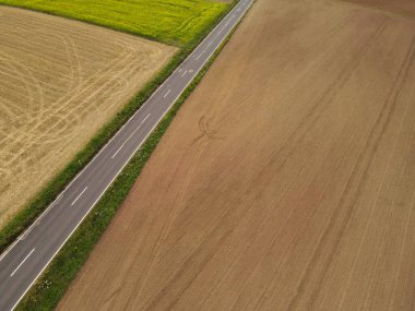 Kırsal kesimdeki tarlalar arasındaki yolun havadan görünüşü 