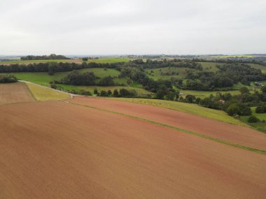 Kırsal kesimlerde tarlalı toprak ve ağaçların havadan görünüşü 