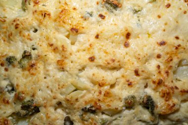 Patates, brokoli ve peynirli fırında güveç.