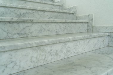 Konut binasının mermer merdivenleri.