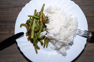 Kızarmış yeşil fasulye, biber ve pilav ile vejetaryen yemeği.