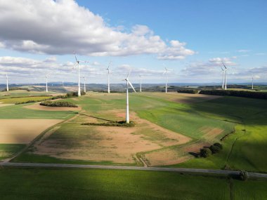 Rüzgâr jeneratörlü bir rüzgar çiftliğinin havadan görüntüsü. 