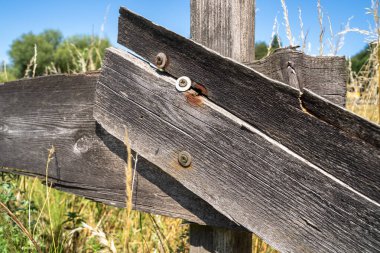 Kırsal kesimde eskimiş ahşap çit tahtası.