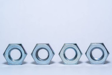 Beyaz arkaplanda vidalar