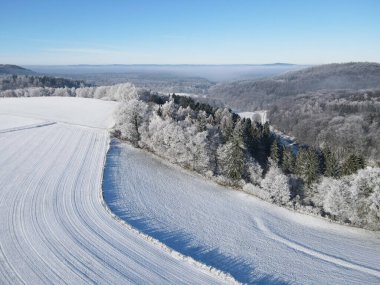Kışın karlı bir hava manzarası 
