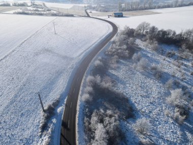 Kırsal kesimde kışın sisli bir yol manzarası 