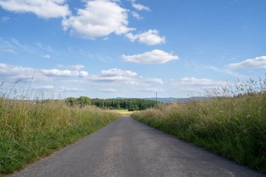 Mavi gökyüzü ile manzaradaki patika