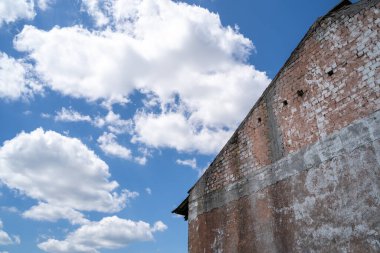 Mavi bulutlu bir ahır 